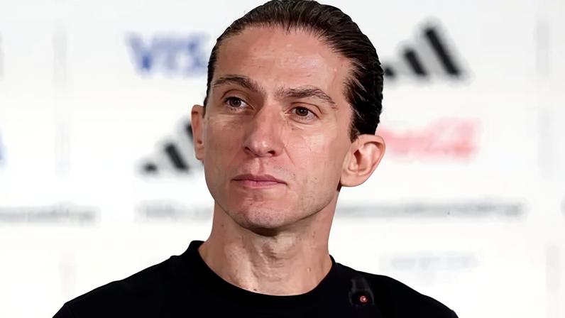 Filipe Luís durante coletiva na Copa Intercontinental