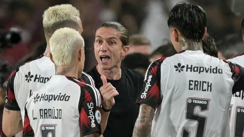 Filipe Luís orienta jogadores do Flamengo durante jogo contra o Lanús na Recopa (Foto: JUAN MABROMATA / AFP)