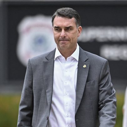 Flávio Bolsonaro registra BO após mensagem no X sobre facada