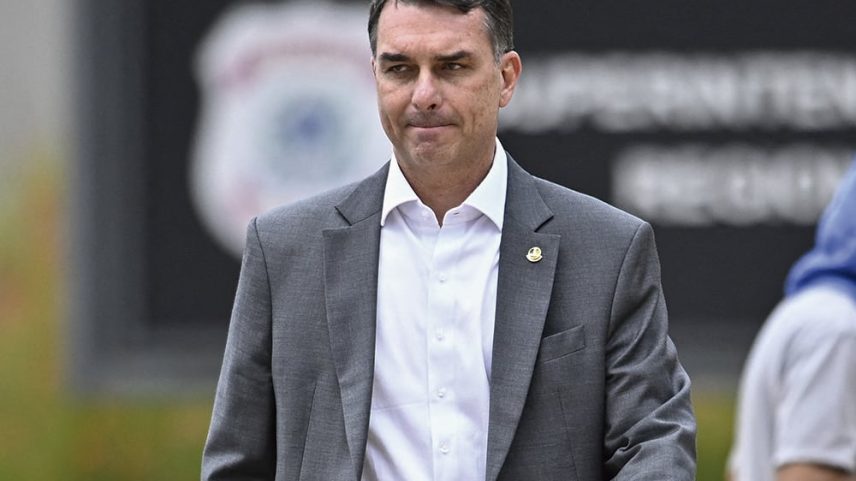 O senador Flávio Bolsonaro usa a candidatura presidencial como moeda de troca da família – Imagem: Ton Molina/AFP