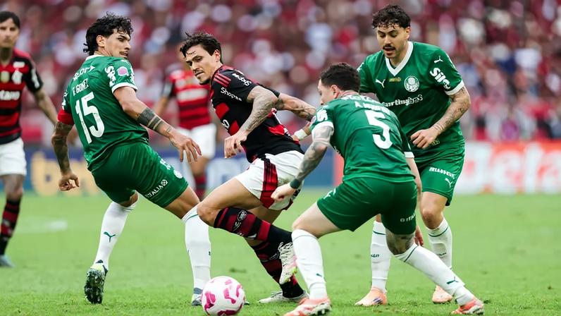 Pedro, do Flamengo, é marcado de perto por jogadores do Palmeiras (Foto: GIlvan de Souza/Flamengo)