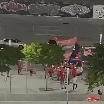 Torcida do Flamengo faz protesto durante chegada da delegação