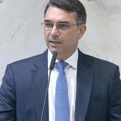 Candidatura segue mesmo com Bolsonaro elegível, diz Flávio