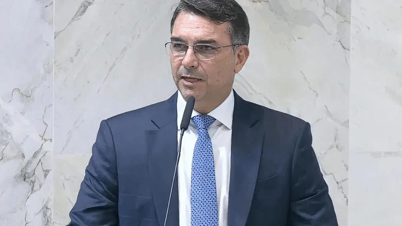 Flávio Bolsonaro durante discurso na Alesp (Assembleia Legislativa de São Paulo)