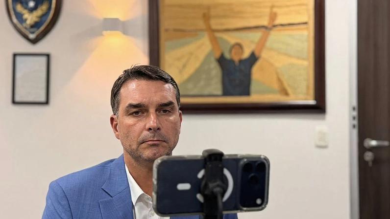 Flávio afirma que Lula afogou no álcool