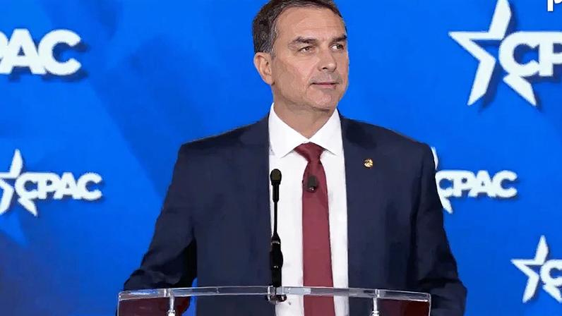 O senador participou neste sábado (28.mar.2026) da CPAC, principal evento de direita nos EUA