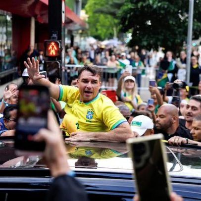 Flávio Bolsonaro promete anistia e prevê retorno de pai ao Planalto em 2027