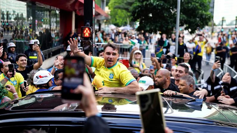 Flávio Bolsonaro participou do ato "Acorda Brasil" na Avenida Paulista, em São Paulo, neste domingo (1º) (Foto: EFE/ Isaac Fontana)