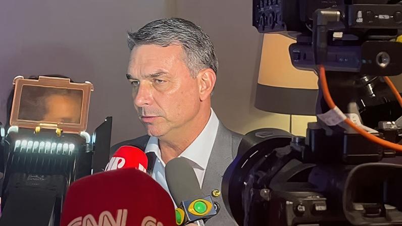 Flávio Bolsonaro durante almoço com empresários no Rio de Janeiro