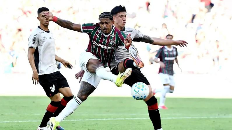 Jogadores de Fluminense e Athletico-PR disputam a bola no Maracanã (Foto: Alexandre Durão / Zimel Press)