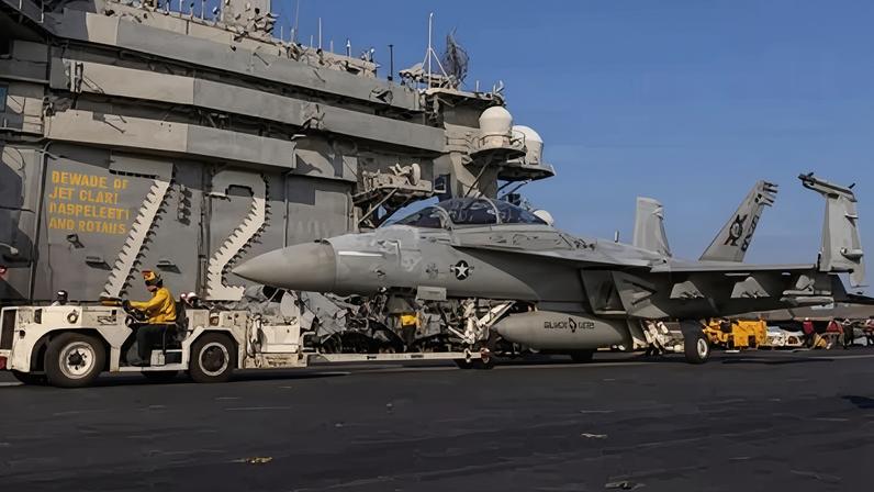 Porta-aviões USS Abraham Lincoln em apoio à Operação Epic Fury contra o Irã