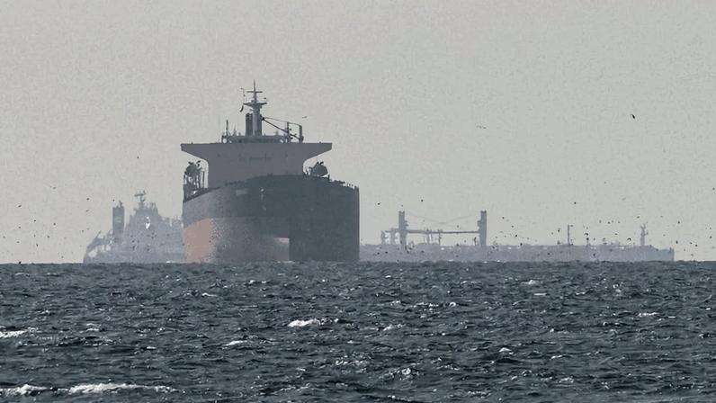 Navios-tanque navegam no Golfo Pérsico, perto do Estreito de Ormuz | Foto: Reuters/Stringer - 11.03.2026