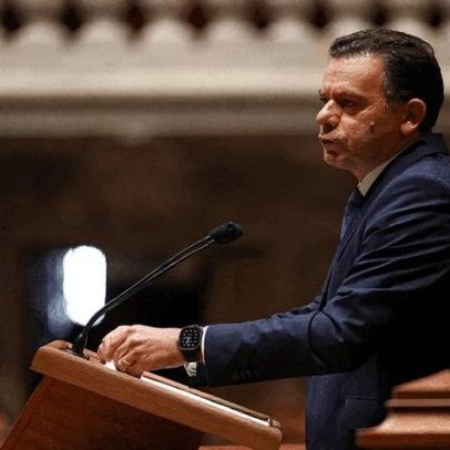 Portugal aprova lei para acelerar deportações e endurecer política migratória