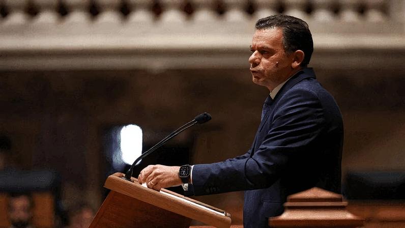 Primeiro-ministro de Portugal, Luís Montenegro, discursa no Parlamento, em Lisboa | Foto: Pedro Nunes/Reuters - 19.02.2026