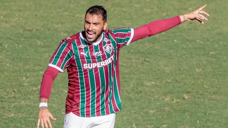 Freytes gesticula para os companheiros durante jogo entre Fluminense e Athletico-PR (Foto: Maga Jr / Agência F8 / Gazeta Press)