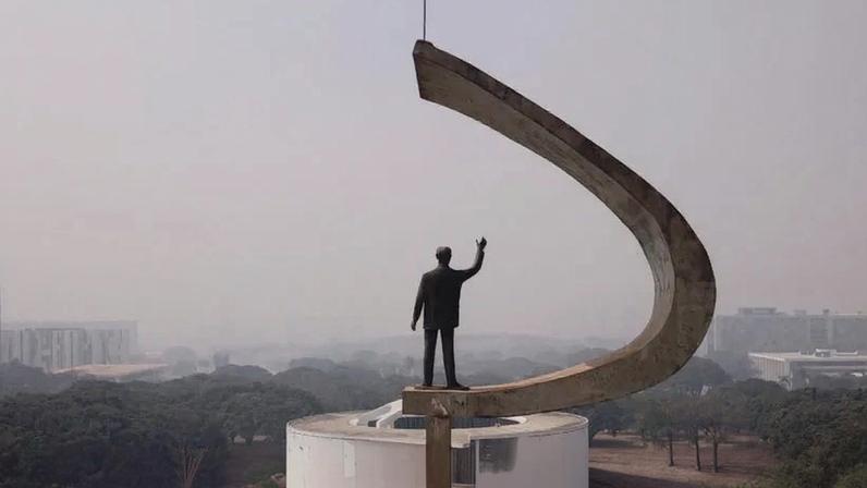 Ativismo institucional convive com baixa capacidade de resolver problemas crônicos, diz o articulista; na imagem, vista aérea do memorial JK encoberto por fumaça, em Brasília