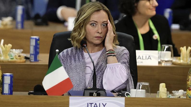 Meloni reconhece derrota em referendo e afirma permanecer no poder