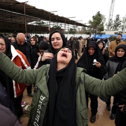 Famílias iranianas acompanham enterro de mortos de guerra em Teerã
