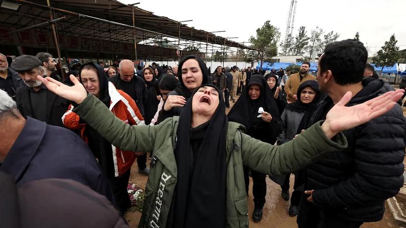 Famílias iranianas acompanham enterro de mortos de guerra em Teerã