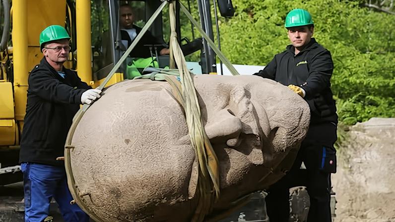 Retirada de un monumento a Lenin, en Berlín el 10 de septiembre de 2015.