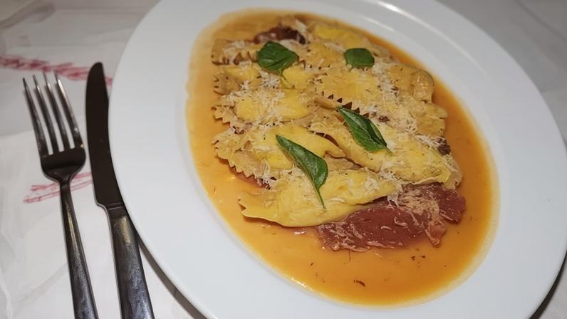 Agnolotti de creme de queijo de cabra e espinafre com molho de tomate fresco e manjericão