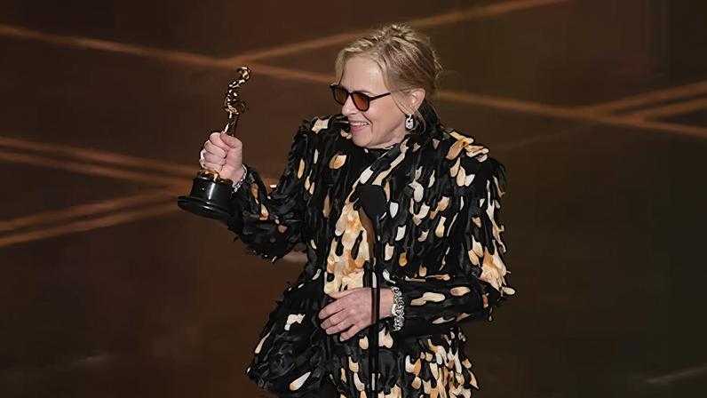 Amy Madigan recoge el Oscar a la mejor actriz de reparto por 'Weapons'.