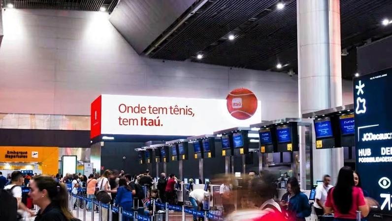 Clima do Miami Open chega ao Aeroporto de Guarulhos com bola de tênis gigante