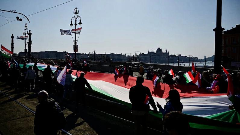 Partidos rivais da Hungria promovem demonstração de força antes das eleições