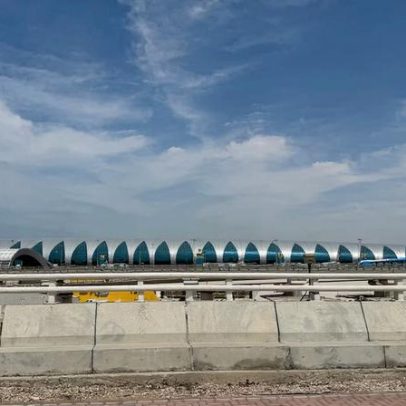 Incêndio perto do Aeroporto de Dubai após ataque com drone