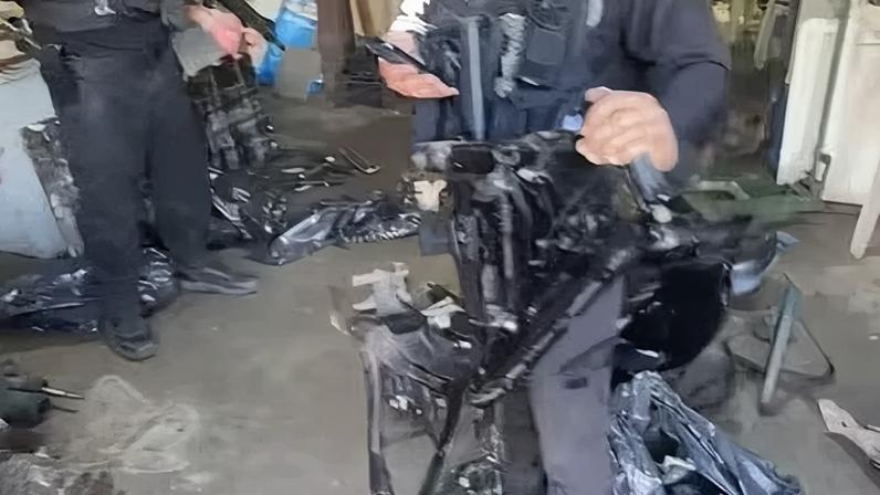 Agentes da DRFA encontraram trio com peças de moto roubada prontas para venda
