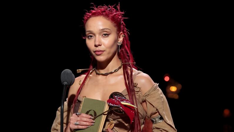FKA Twigs processa novamente Shia LaBeouf por disputa contratual