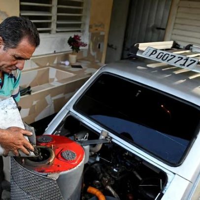 Cubano alimenta veículo com carvão diante de bloqueio de petróleo dos EUA