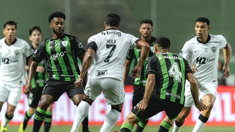 Jogadores disputa a bola em Atlético e América (Foto: Pedro Souza / Atlético)