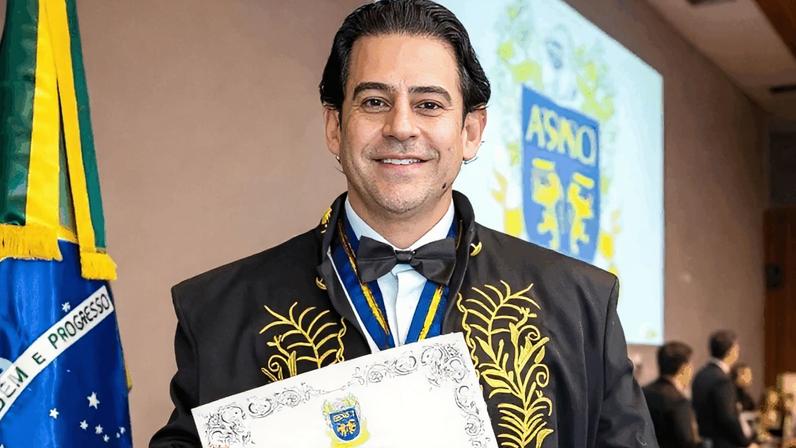 O advogado Danilo Dias Sampaio Segundo, genro de Lula, foi agraciado com o Colar do Mérito Jurídico e Cultural da Abrasci
