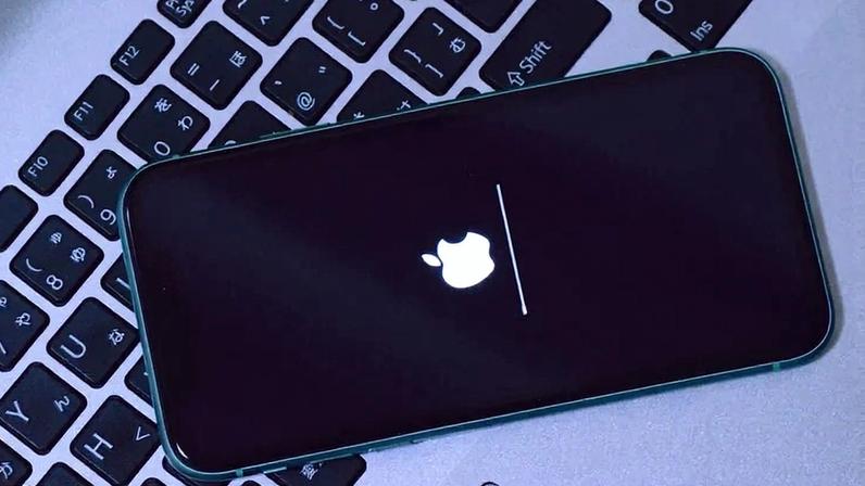 Atualizar o sistema do celular pode ampliar proteção e evitar vazamentos de informações confidenciais (Shubhashish5/Getty Images)