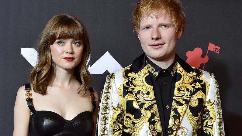 Ed Sheeran faz dueto com Maisie Peters em Castle on the Hill
