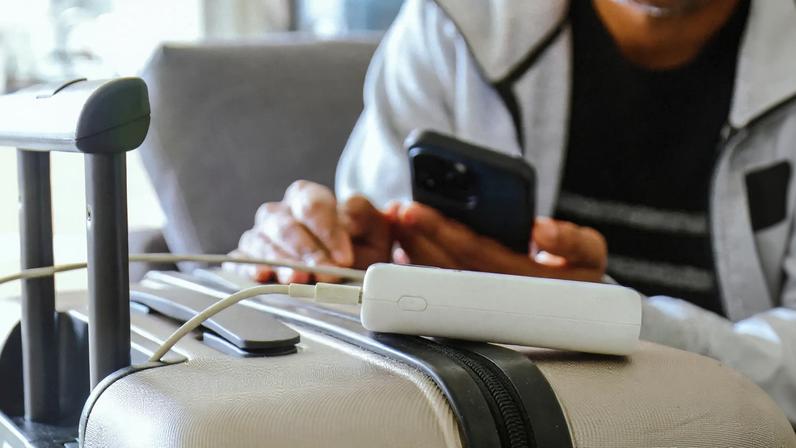 Parceiro de viagens: Nova regra da ICAO limita power banks e amplia pressão sobre passageiros em voos (Getty Images)