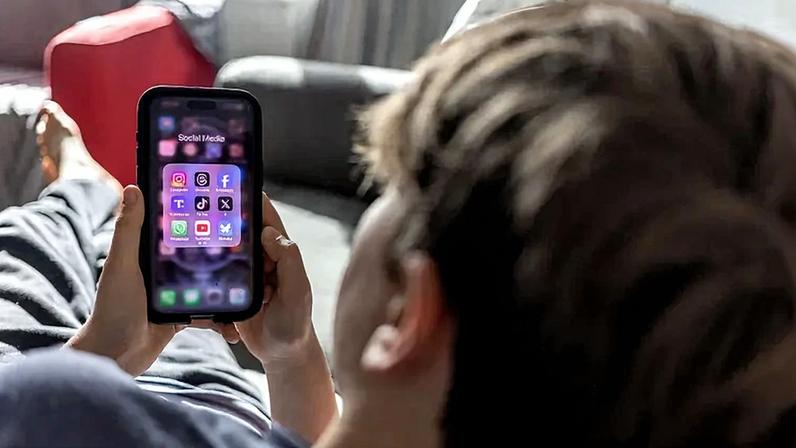 Segurança digital: tendência de preocupação com a cibersegurança, sobretudo infantil, se manifestou nas buscas do Google em 2025 no Brasil (Anna Barclay/Getty Images)