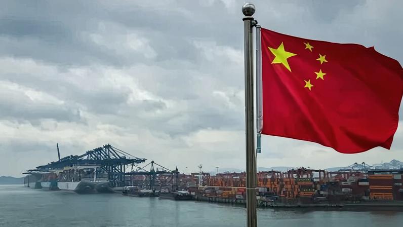 Bandeira chinesa em um porto na cidade de Shenzhen, China.