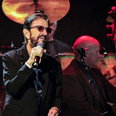 Ringo Starr lança álbum com Sheryl Crow, Billy Strings e St. Vincent