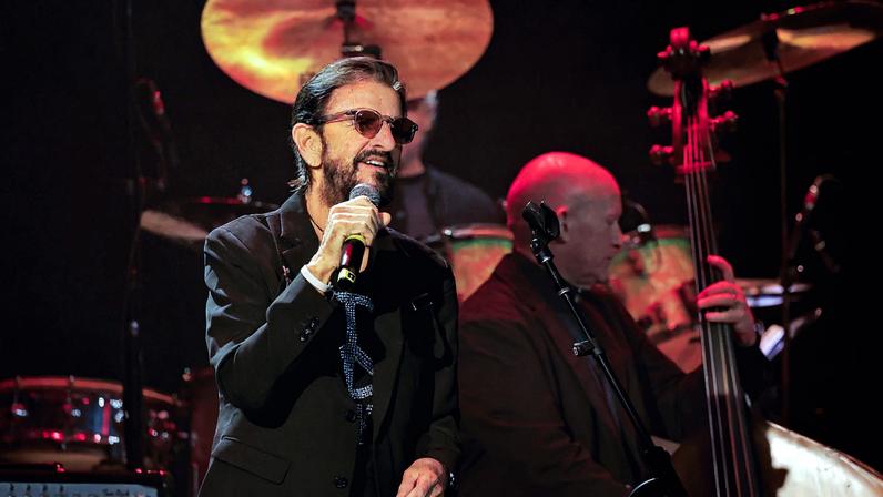 Ringo Starr lança álbum com Sheryl Crow, Billy Strings e St. Vincent