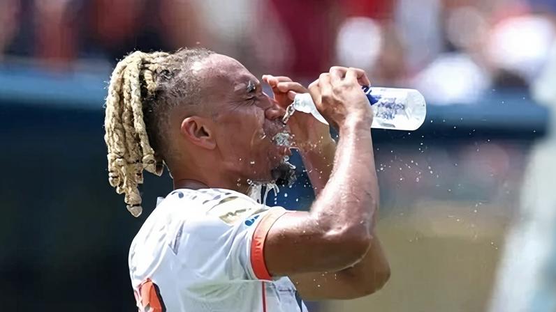 Sacha Boey, do Bayern de Munique, durante a Copa do Mundo de Clubes, na partida contra o Benfica - jogadores sofreram com o calor