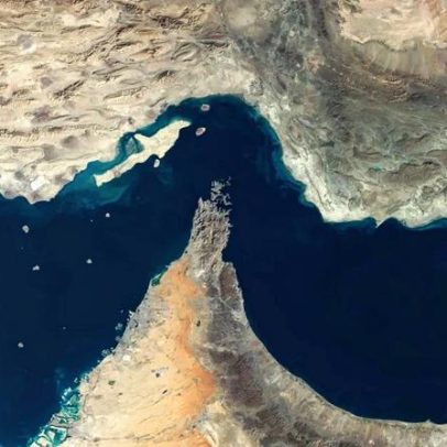 Três navios cargueiros atingidos em ataques no Estreito de Ormuz