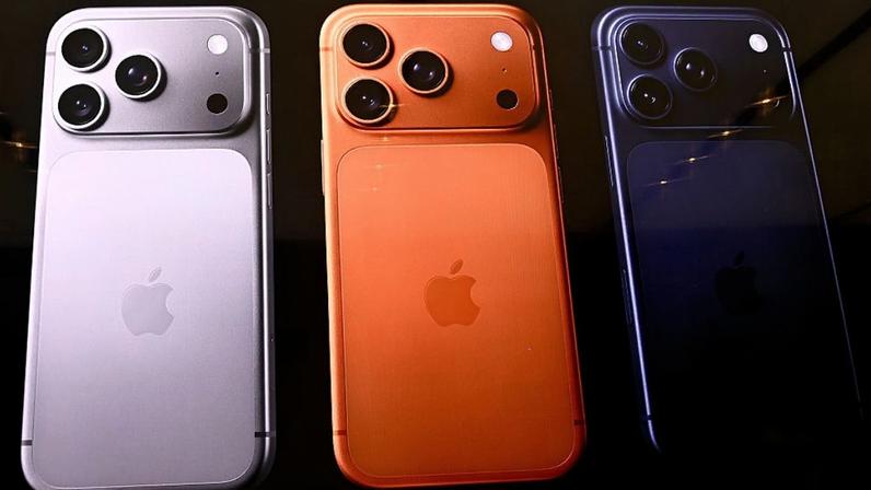 imagem de três modelos de iPhone em exposição em uma Apple Store para ilustrar reportagem sobre o iphone 18