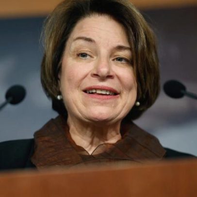Klobuchar critica acordo da Live Nation; sinal aponta para acordo nos bastidores