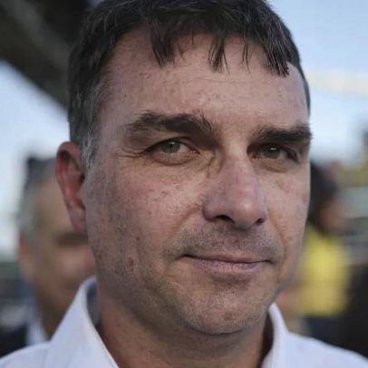 Desistência de Ratinho Jr. pode levar Flávio ao centro, diz especialista