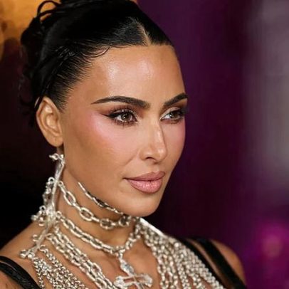 Conjunto assinado por John Galliano para Kim Kardashian atinge R$400 milhões