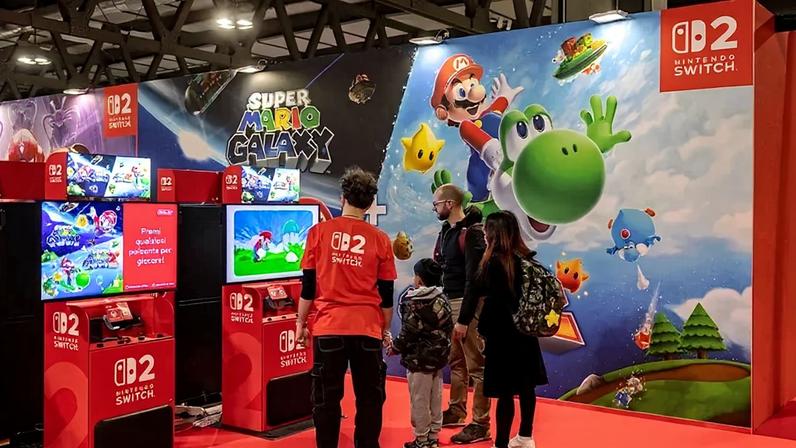 Visitantes testam Super Mario Galaxy no Switch 2 no estande da Nintendo durante a Milan Games Week & Cartoomics 2025, realizada em 28 de novembro, em Milão, na Itália. (Getty Images)