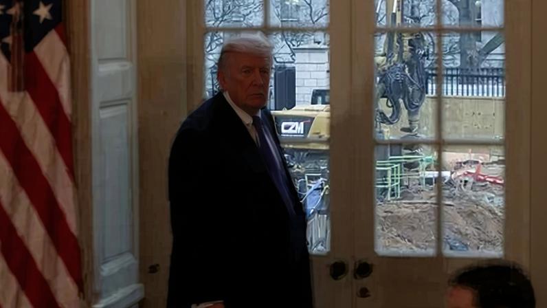 O presidente dos EUA, Donald Trump, observa a construção do salão de baile da Casa Branca