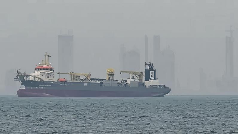Navio ancorado na costa dos Emirados Árabes Unidos, no Estreito de Ormuz, em Dubai, em 2 de março de 2026
